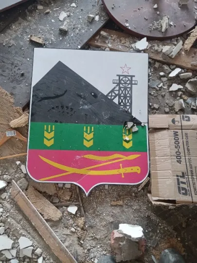 герб Селидового в будівлі міської ради в окупації