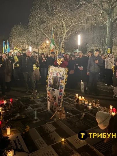 мітинг у Берліні 24 лютого 2025 року, меморіальна дошка