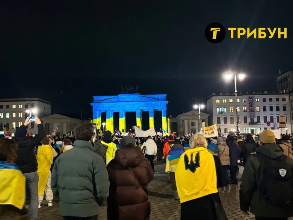 мітинг у Берліні 24 лютого 2025 року, Бранденбурзькі ворота