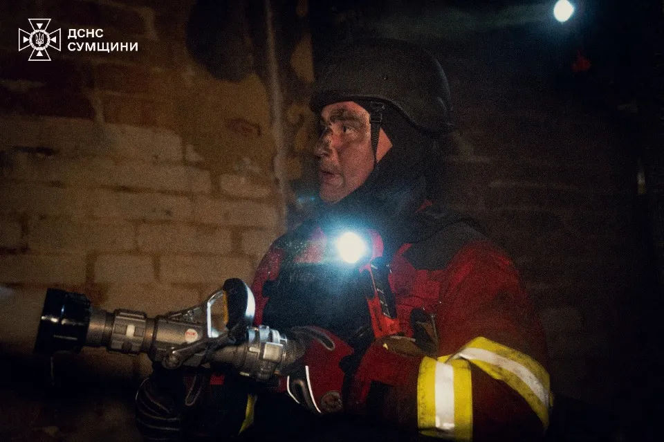 ДСНС, рятувальники, пожежа, наслідок російського обстрілу, війна, обстріл Суми