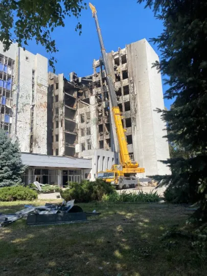 Наслідки влучання російської ракети в житловий будинок