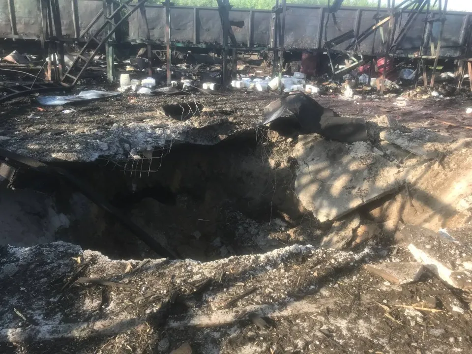 Наслідки влучання російської ракети в житловий будинок