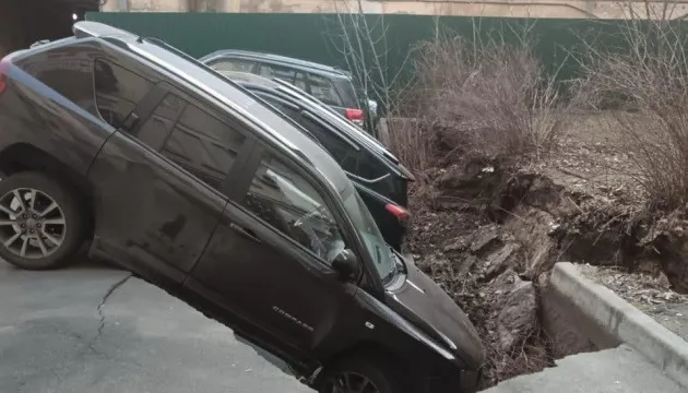 Машини провалилися під асфальт на Музейному провулку в Києві