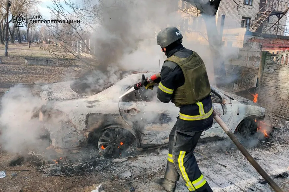 обстріл Нікополя, згорілі автомобілі