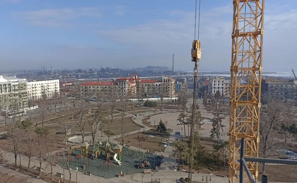 Маріуполь, вигляд із драмтеатру