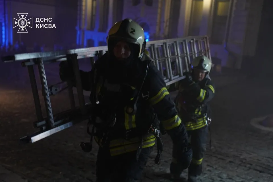 обстріл Києва пожежа дснс рятувальники вогонь