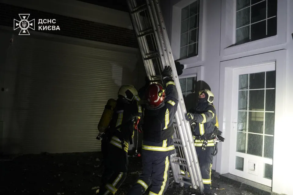 обстріл Києва пожежа дснс рятувальники вогонь