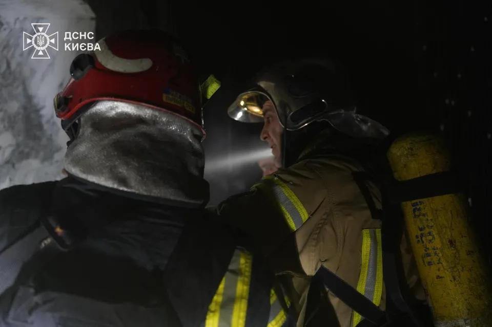 обстріл Києва пожежа дснс рятувальники вогонь