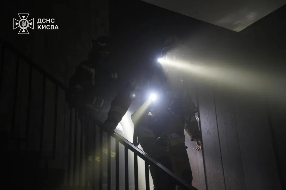обстріл Києва пожежа дснс рятувальники вогонь