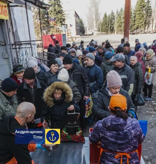 Маріуполь окупація люди черга за їжею